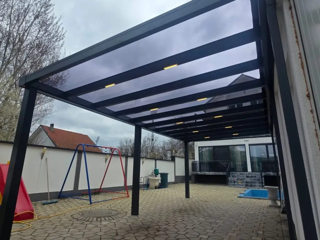 Mbuloje moderne me xham dhe konstruksion alumini
